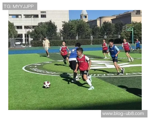 用脚踩足球的乐趣与技巧探索让你在绿茵场上尽显风采与激情